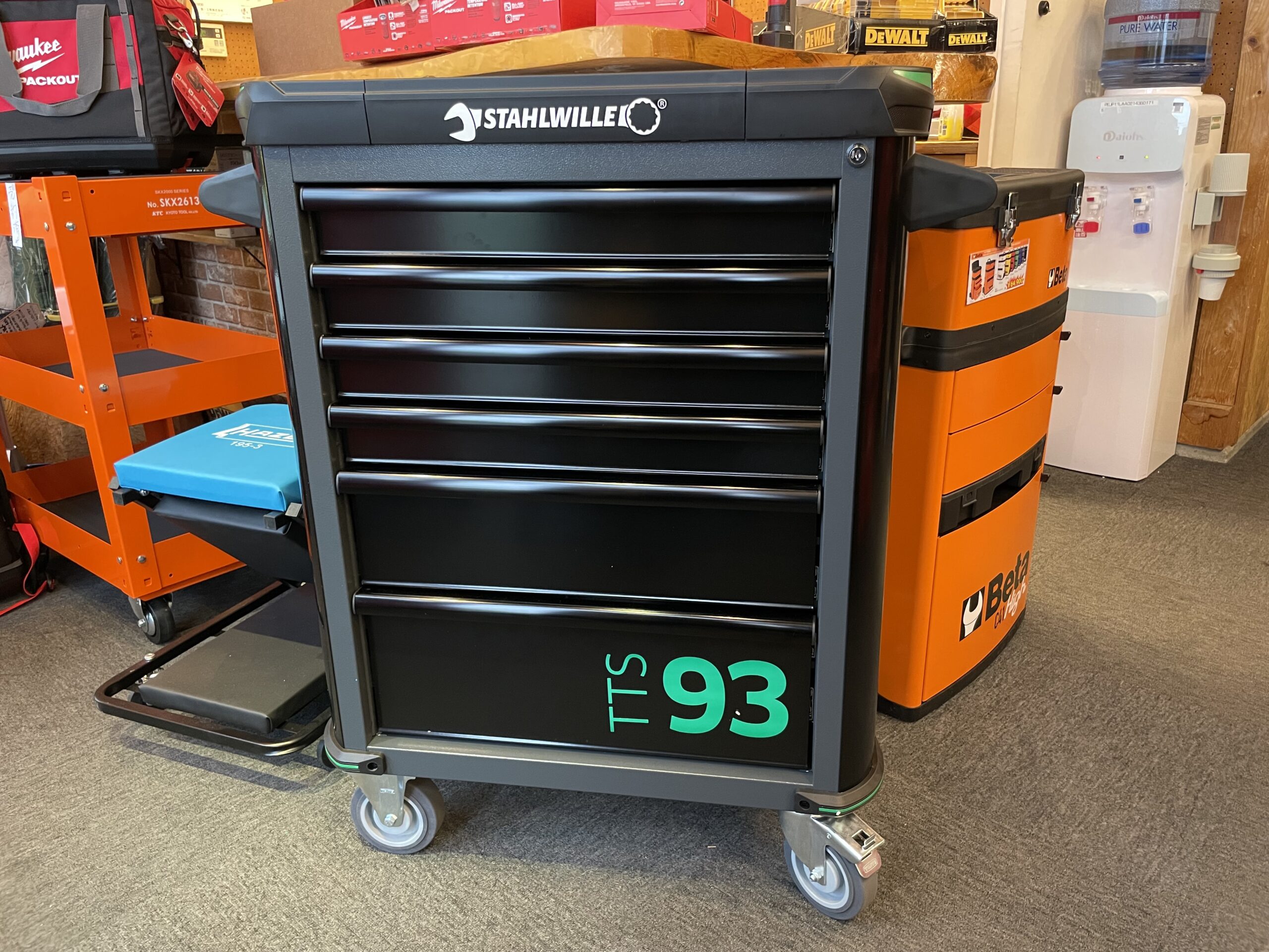 お値引きセール中！アンティー クラック キャビネット お値引きセール中！アンティー クラック キャビネット