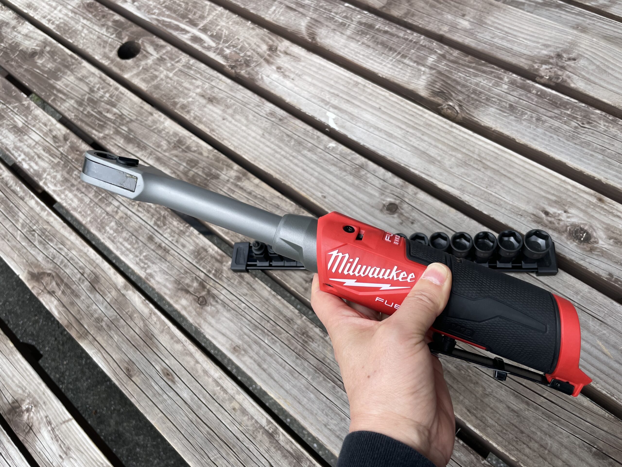 Milwaukee「M12 パススルーラチェット」使えば納得、専用ソケットで狭