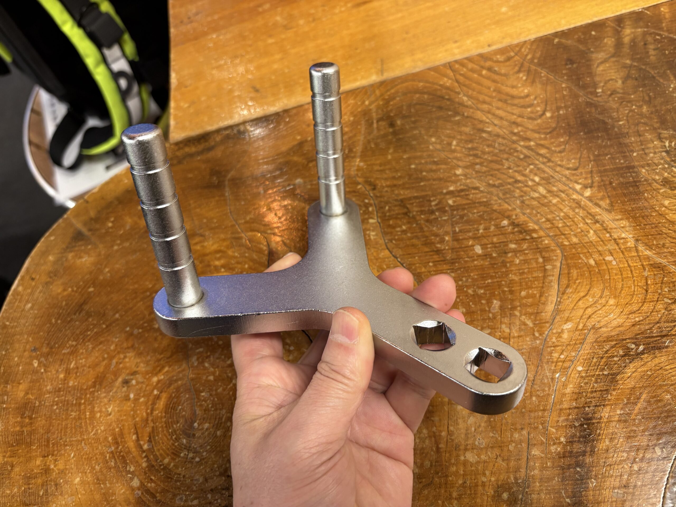 ロアアームを確実に下げる専用工具！江東のロアアームツール LAT-155