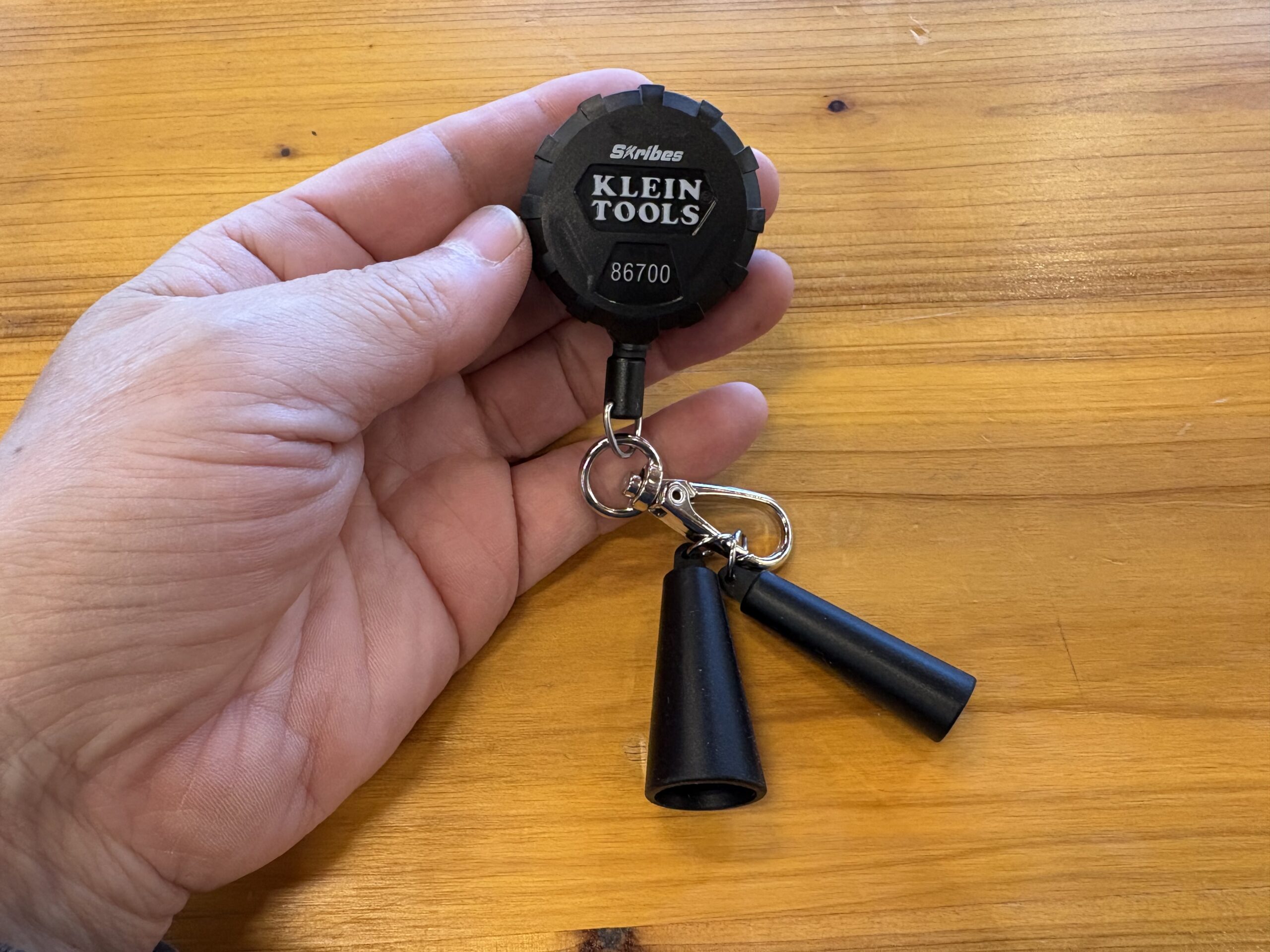 ありそうでなかった！KLEINのリール式マーカーホルダーが超便利