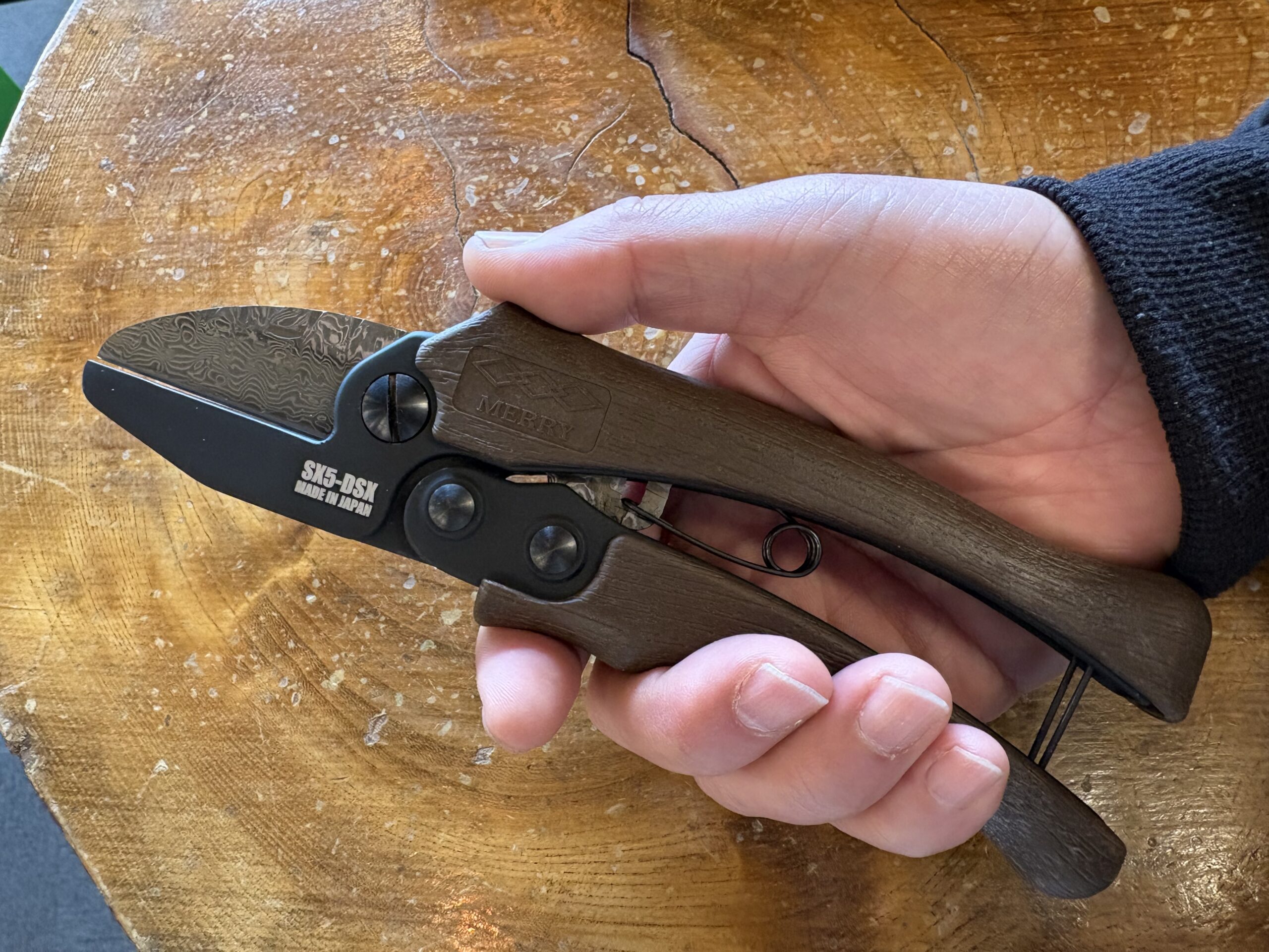 同じSX5だと思ったら別物。切れ味で選ぶダマスカスカッター「SX5-DSX