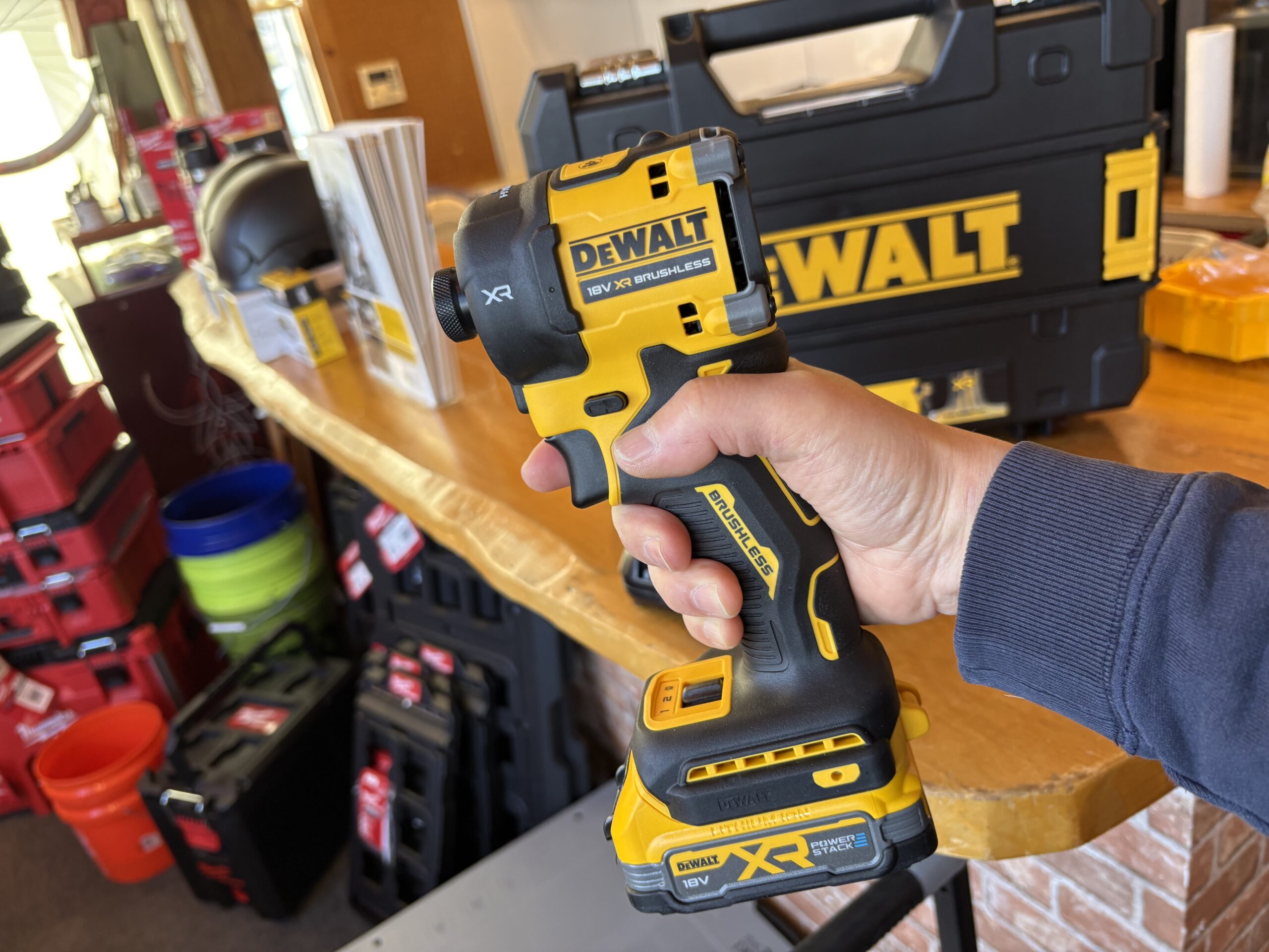 音が気になる現場にDEWALTのサイレントインパクト - ☆工具屋