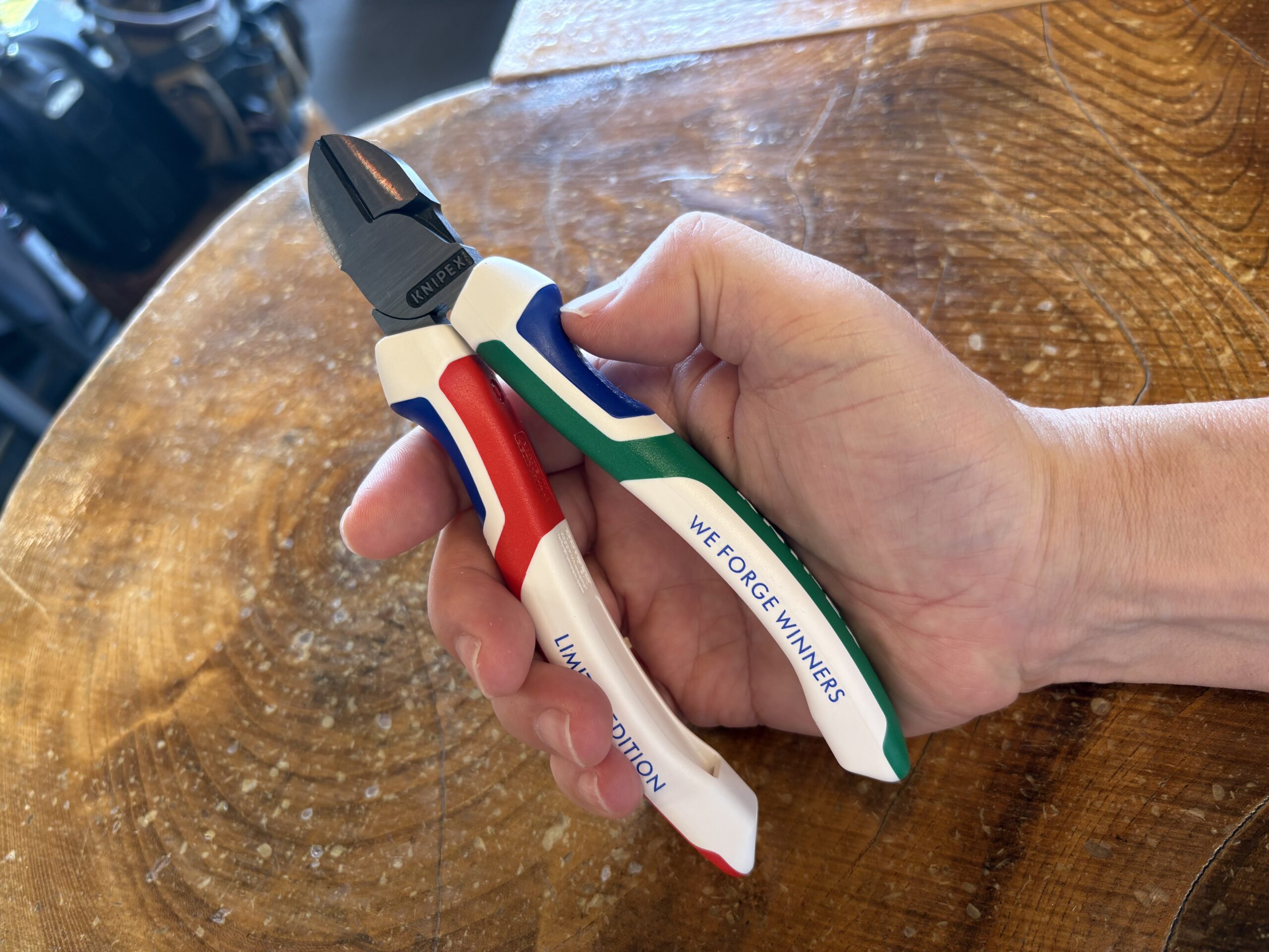 今しか手に入らない限定カラー！KNIPEX 160mmニッパー 7002-160S8